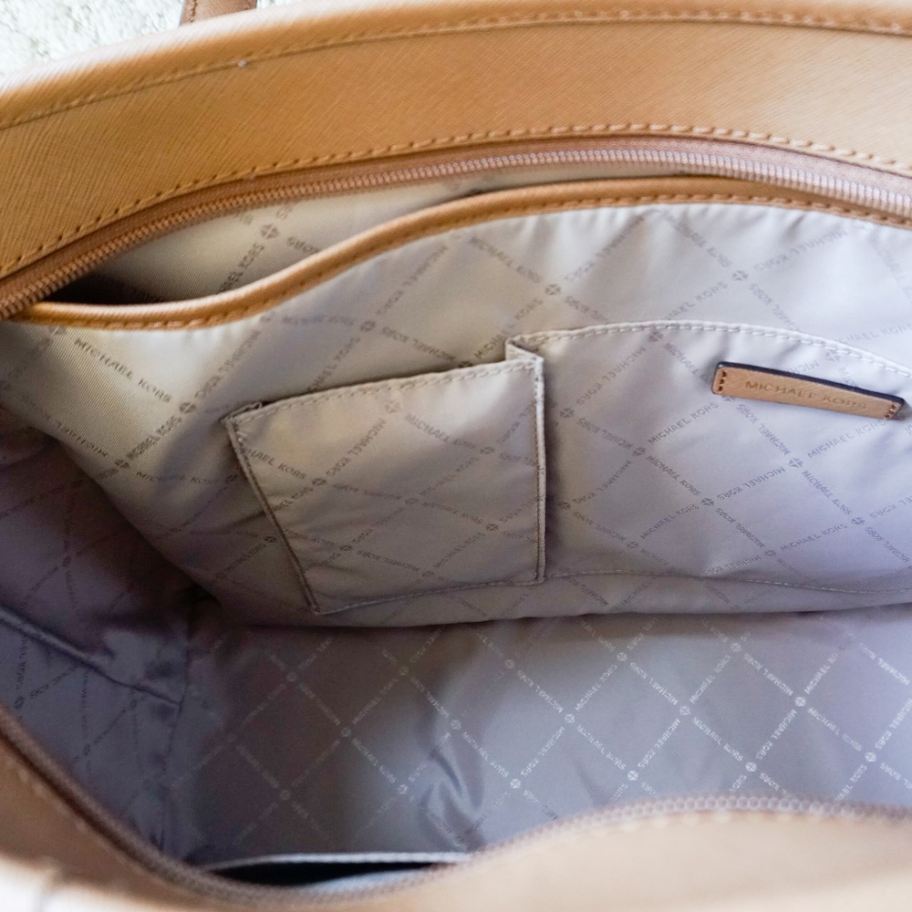 Michael Kors Sady LG Laptop Tote Vanilla Signature - Picture 7 of 8
